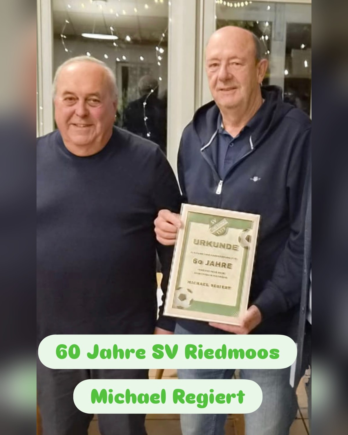 Michael Regiert mit seiner Urkunde für 60 Jahre Mitgliedschaft im SV Riedmoos